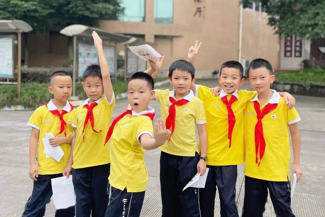 请问80岁老人还要交合作医疗保险费吗？